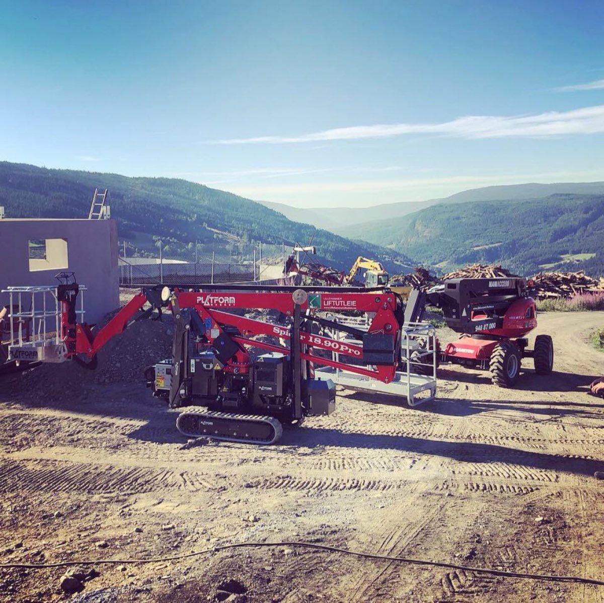 Lifter fra Lillehammer Liftutleie på byggeplass med utsikt over Gudbrandsdalen